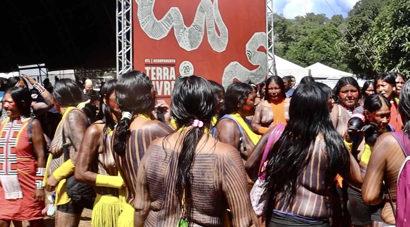 mulheres indígenas se preparando para a marcha - Foto: Vitor Simas