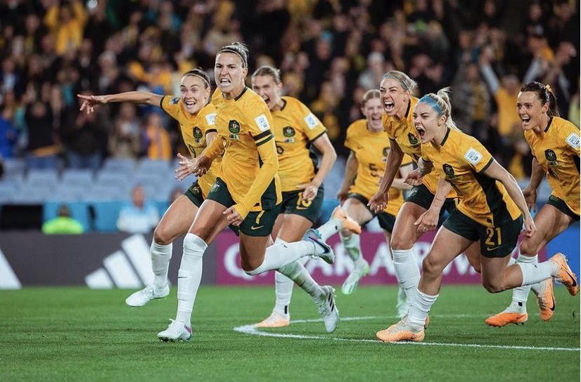 Seleção da Austrália comemorando o golaço de pênalti da camisa 7. Foto: Reprodução/Instagram @matildas.