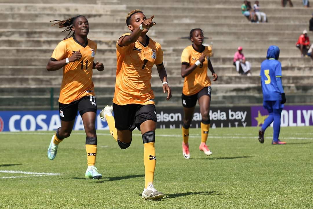 Jogadoras de Zâmbia comemoram um gol contra a Tanzânia na semifinal da Copa COSAFA de 2022 (Foto: Twitter da Federação Zambiana de Futebol @FAZFootball)