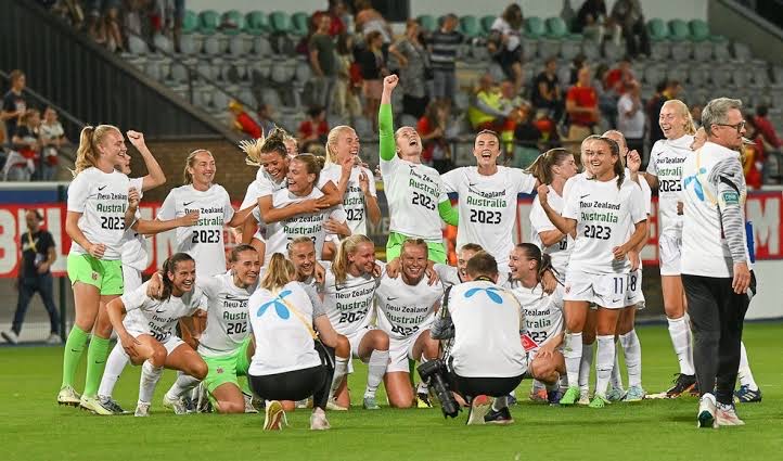 Jogadoras da Noruega comemoram a classificação para a Copa do Mundo Feminina. Imagem: David Catry/AFP.