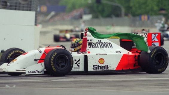 Ayrton Senna com a bandeira do Brasil em sua última corrida na F1