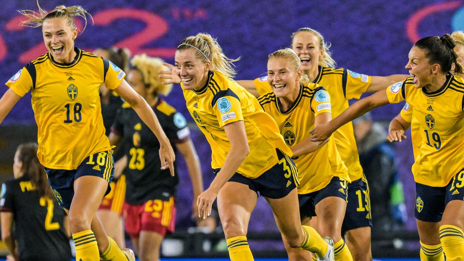 Jogadoras comemorando gol contra a Belgica na Eurocopa de 2022 (Foto: Slysports)