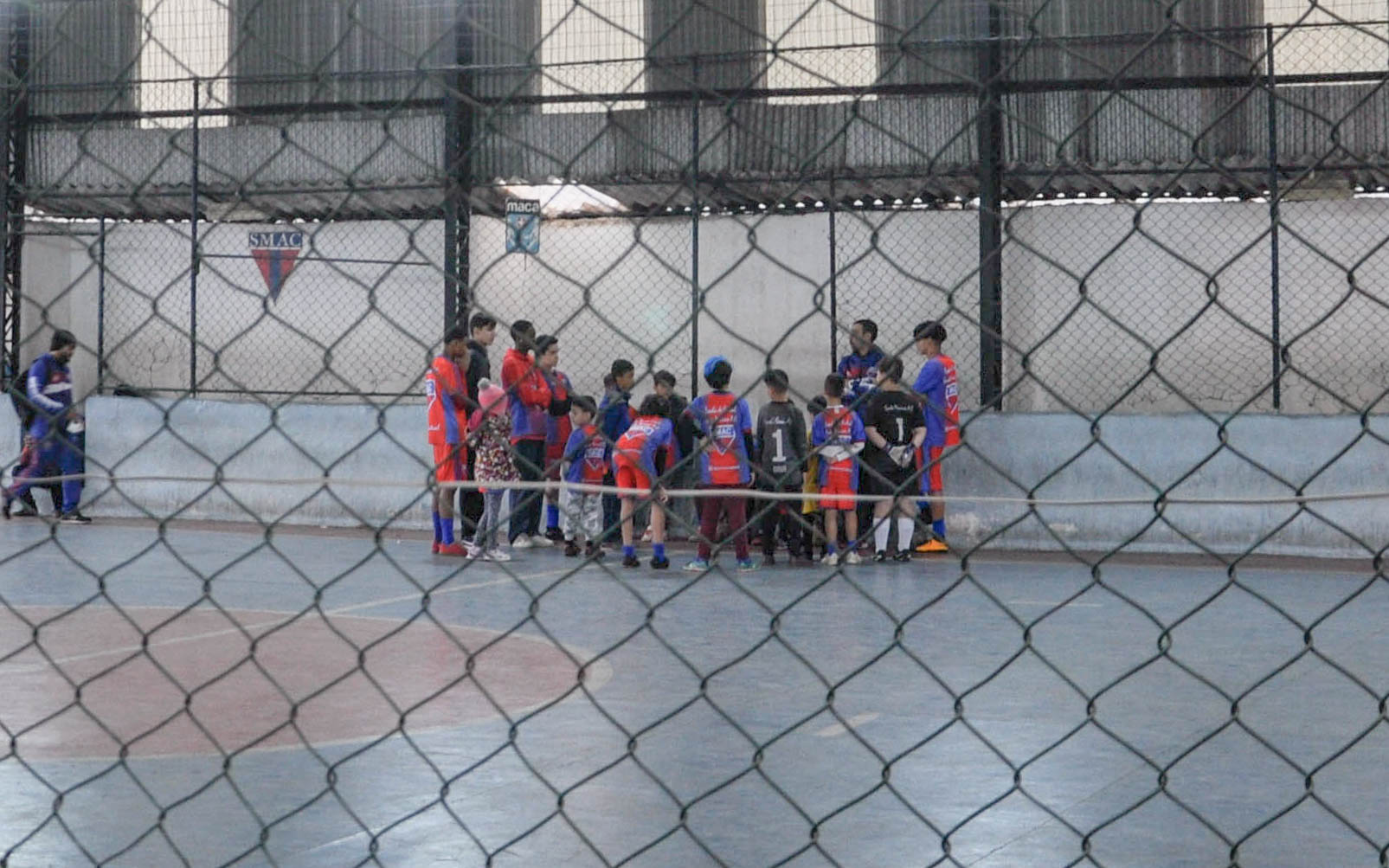 Turma matutina de futsal infantil realiza sua última aula na manhã da reintegração de posse. Foto por Bianca Abreu.