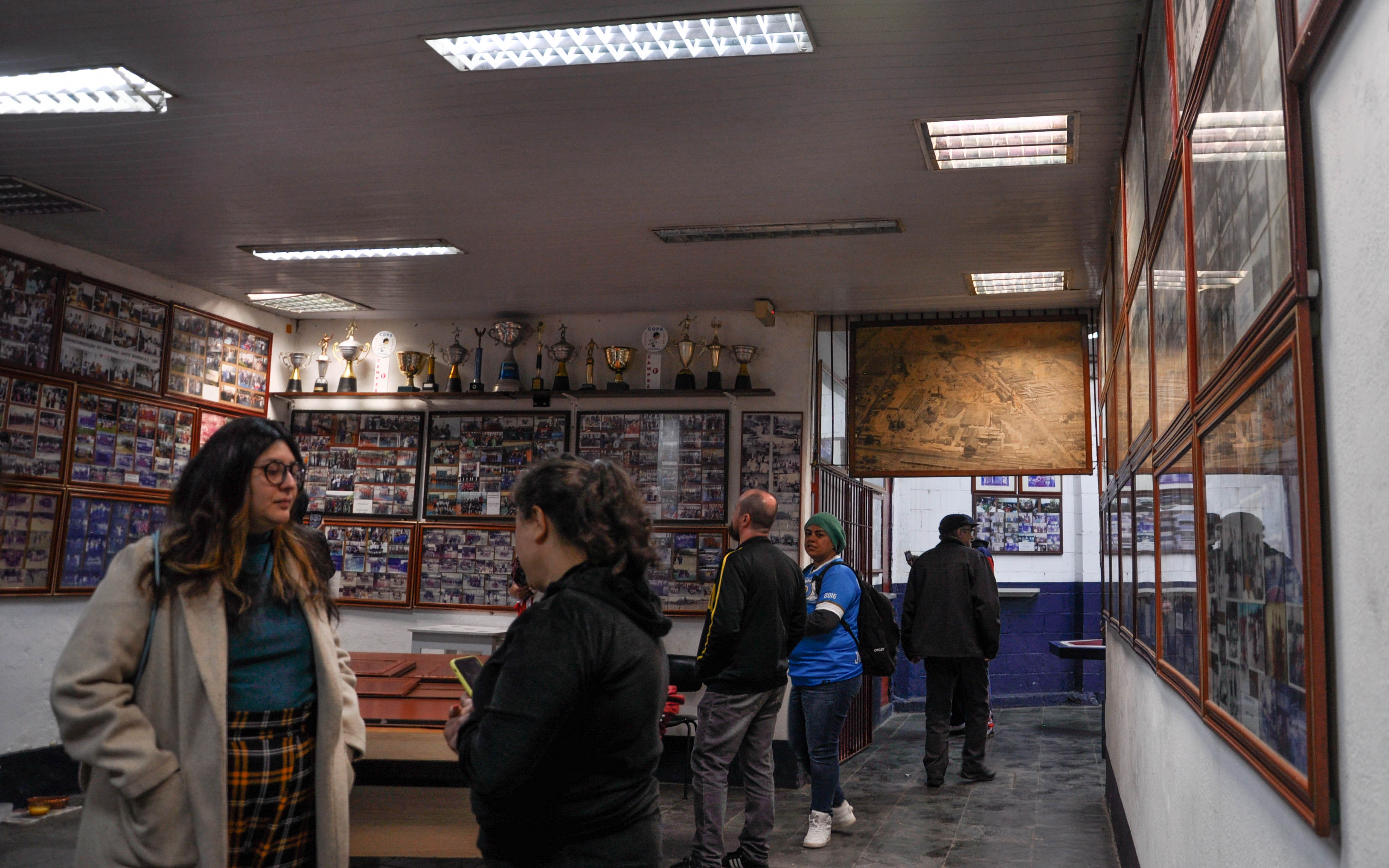 Acervo de fotos e troféus do Santa Marina Atlético Clube. A assessora Kelseny Medeiros, mães, jogadores e outros membros da comunidade SMAC discutem sobre a desocupação. Fotos por Bianca Abreu.