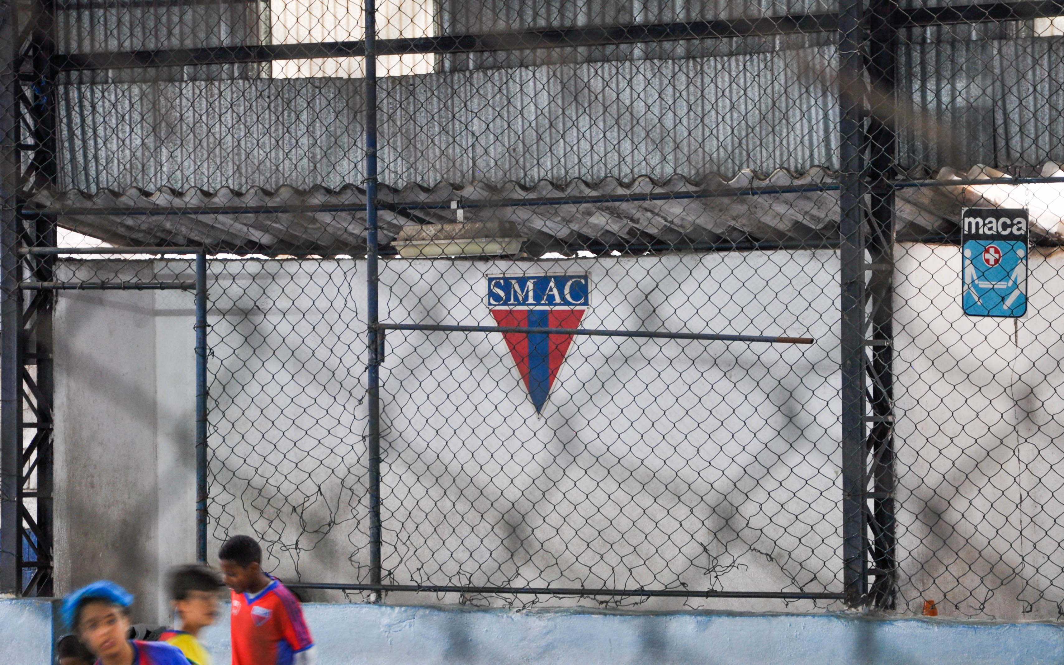 Escudo do clube estampado na parede lateral de sua quadra, onde são realizadas as aulas de futsal. Foto por Bianca Abreu