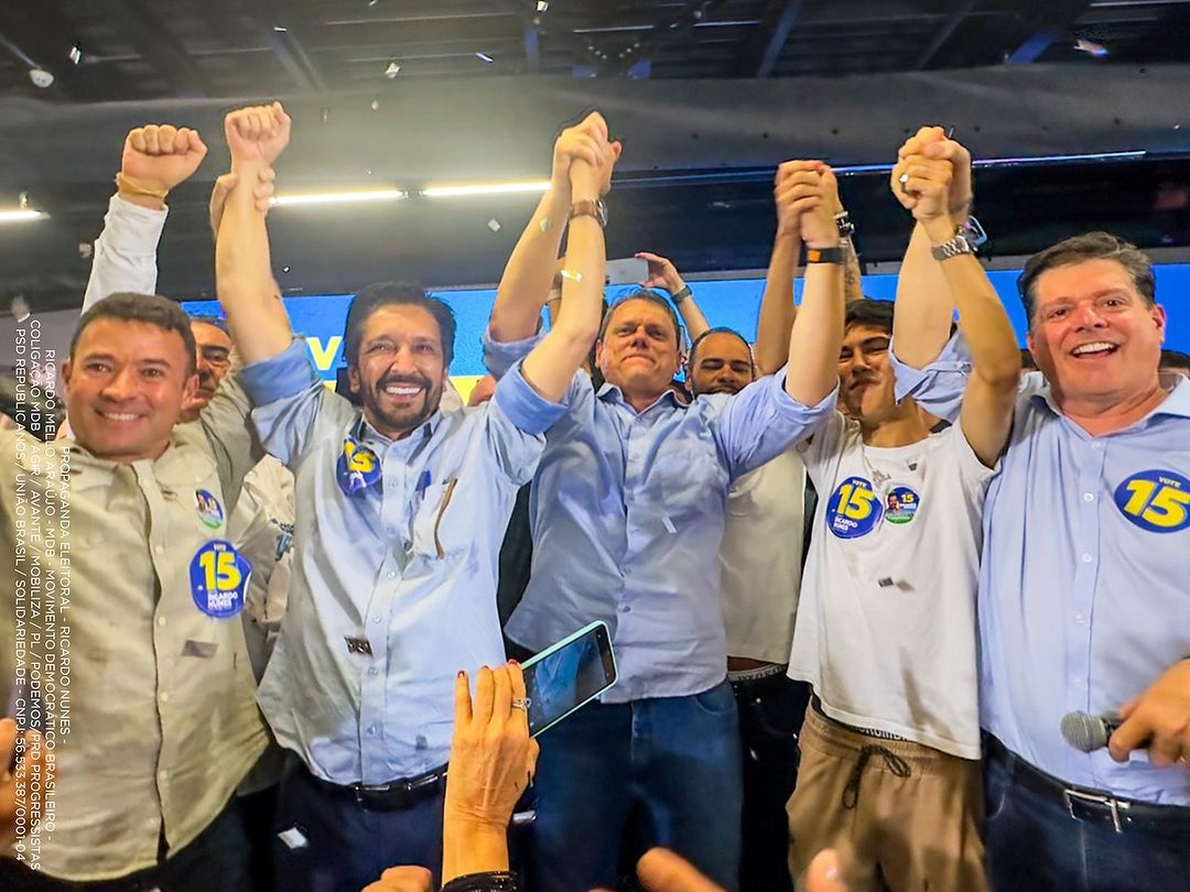 Na imagem, da direita para a esquerda: Coronel Mello Araújo (vice de Nunes), Ricardo Nunes, Tarcísio de Freitas e Baleia Rossi de mãos dadas em um encontro realizado no dia 21 de outubro