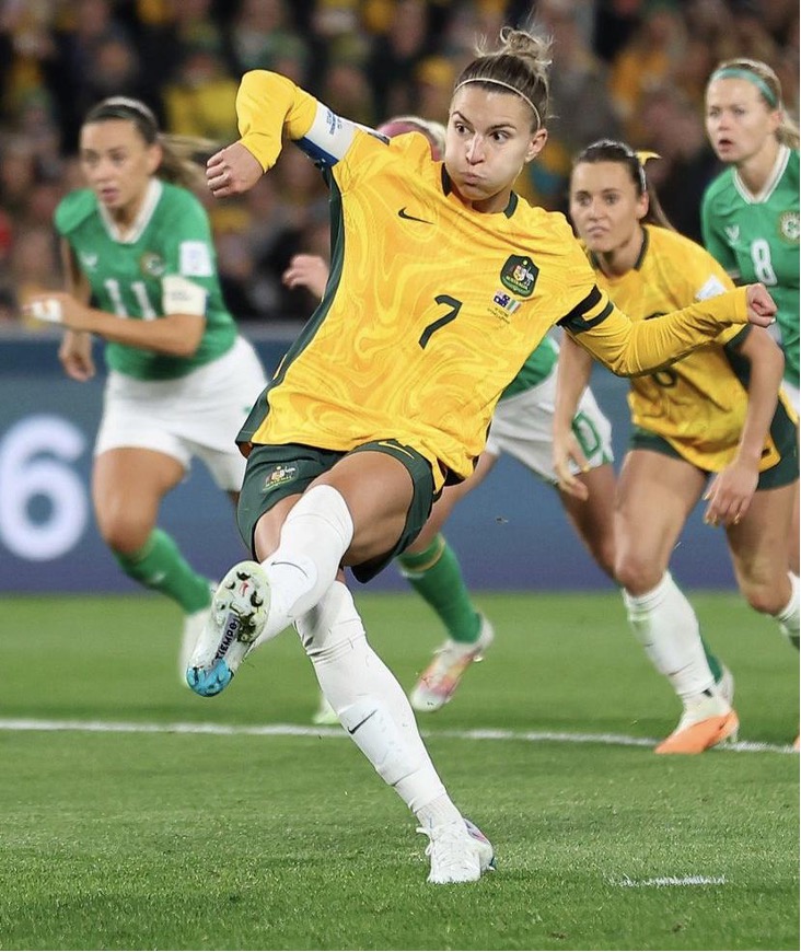 Steph Catley (7) na cobrança de pênalti que deu a vitória para a Austrália. Foto: Reprodução/Instagram @Fifawomensworldcup.