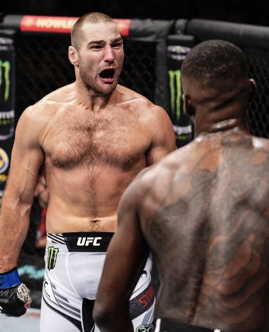 Strickland provocando Adesanya ao final do confronto. (Reprodução / Twitter: @ufcontnt) 