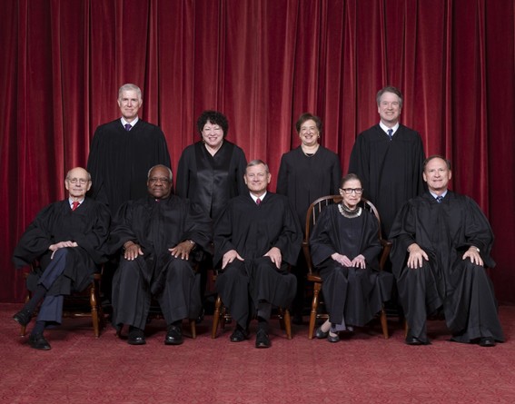A Suprema Corte dos Estados Unidos. Na primeira fila, da esq. para dir. Stephen G. Breyer, Clarence Thomas, John G. Roberts (líder); Ruth Bader Ginsburg, and Samuel A. Alito. Atrás, da esq. para dir.: Neil Gorsuch, Sonia Sotomayor, Elena Kagan e Brett Kavanaugh - Foto: Fred Schilling, Collection of the Supreme Court of the United States