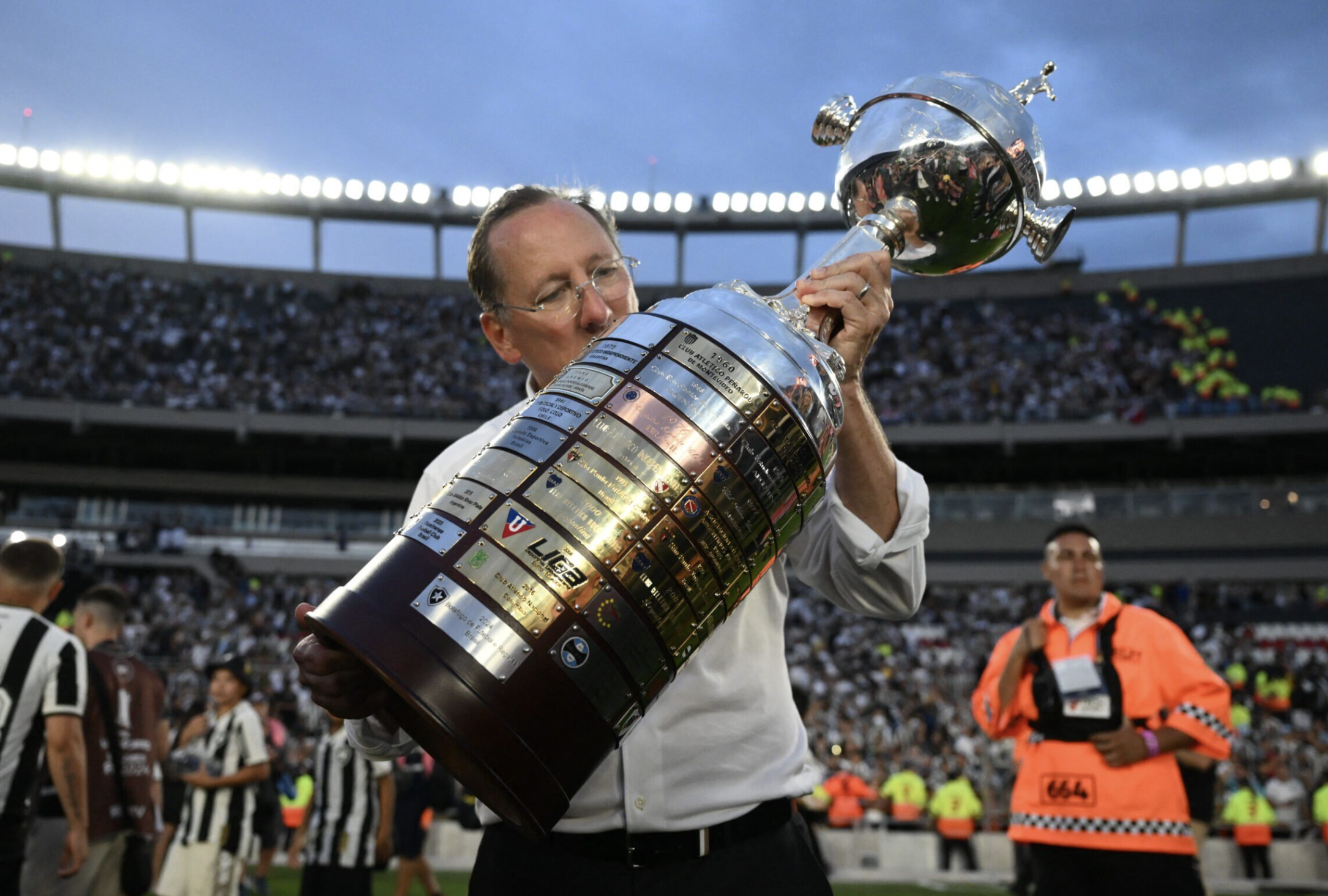 John Textor segurando e beijando o troféu da Taça Libertadores
