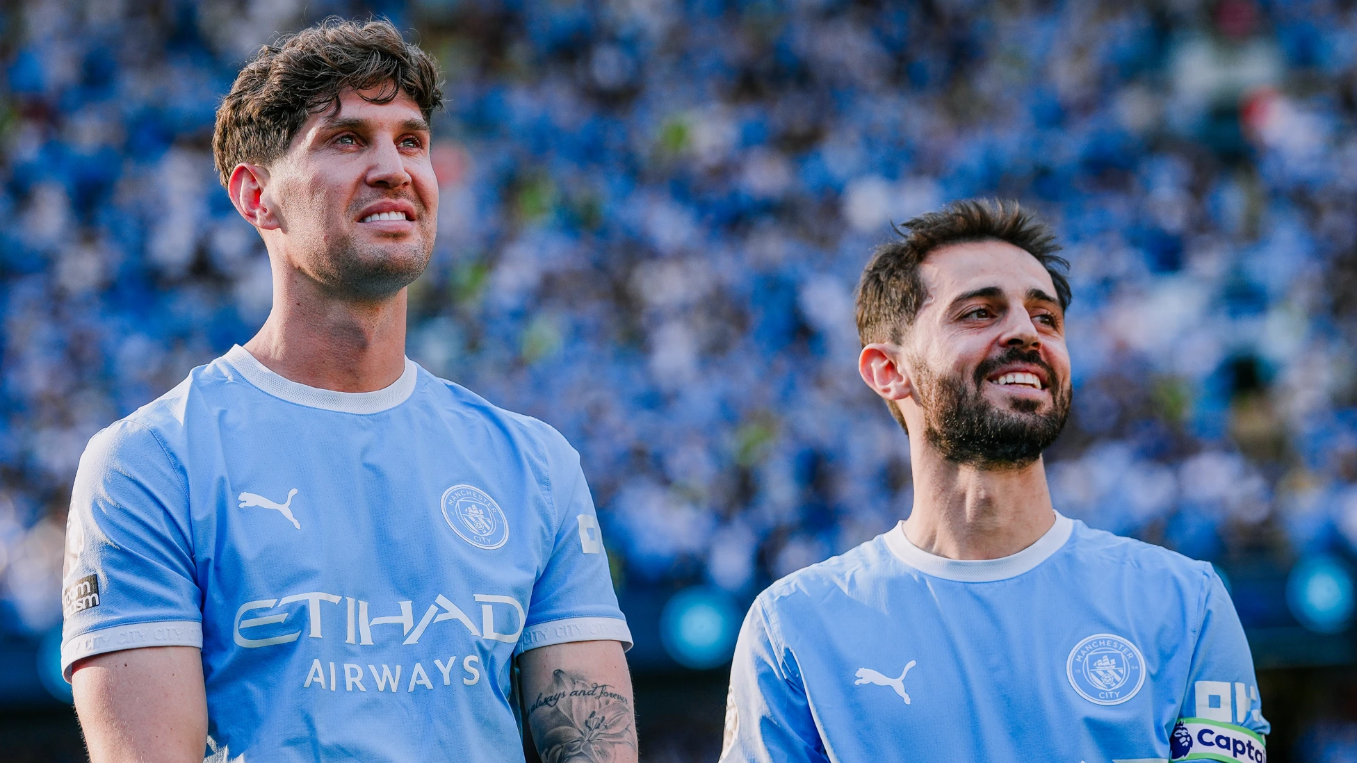 A imagem mostra Stones e Bernardo Silva