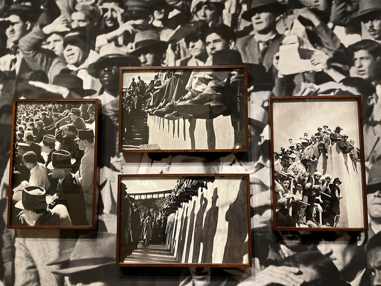 Fotos em preto e branco de torcedores no estádio do Pacaembu, em 1942