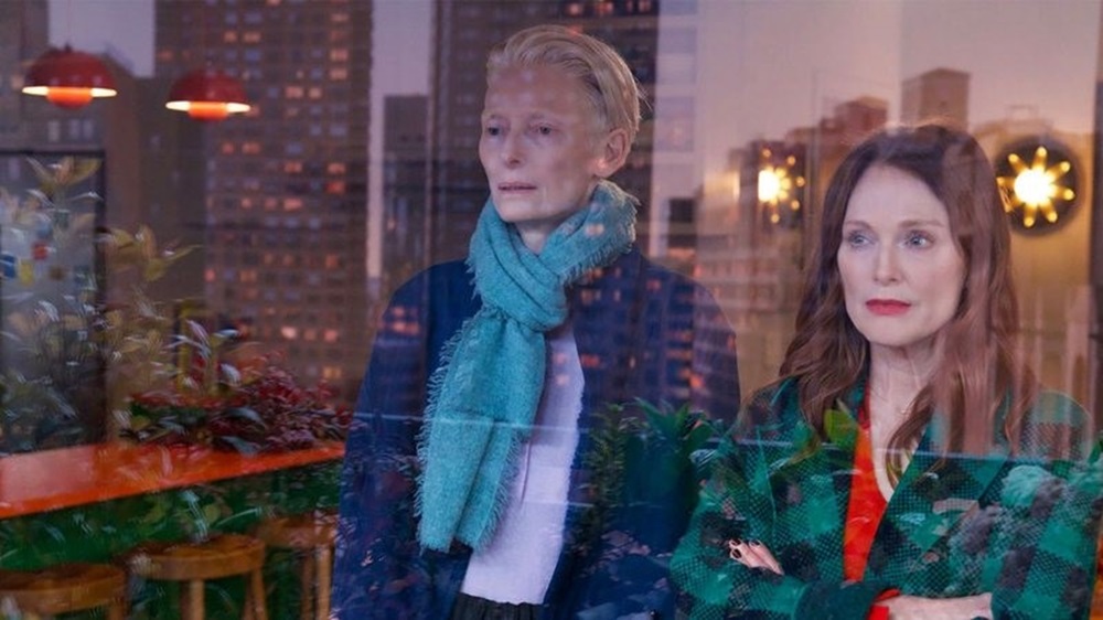 Tilda Swinton e Julianne Moore em “The Room Next Door” – Foto: Divulgação/Sony Pictures