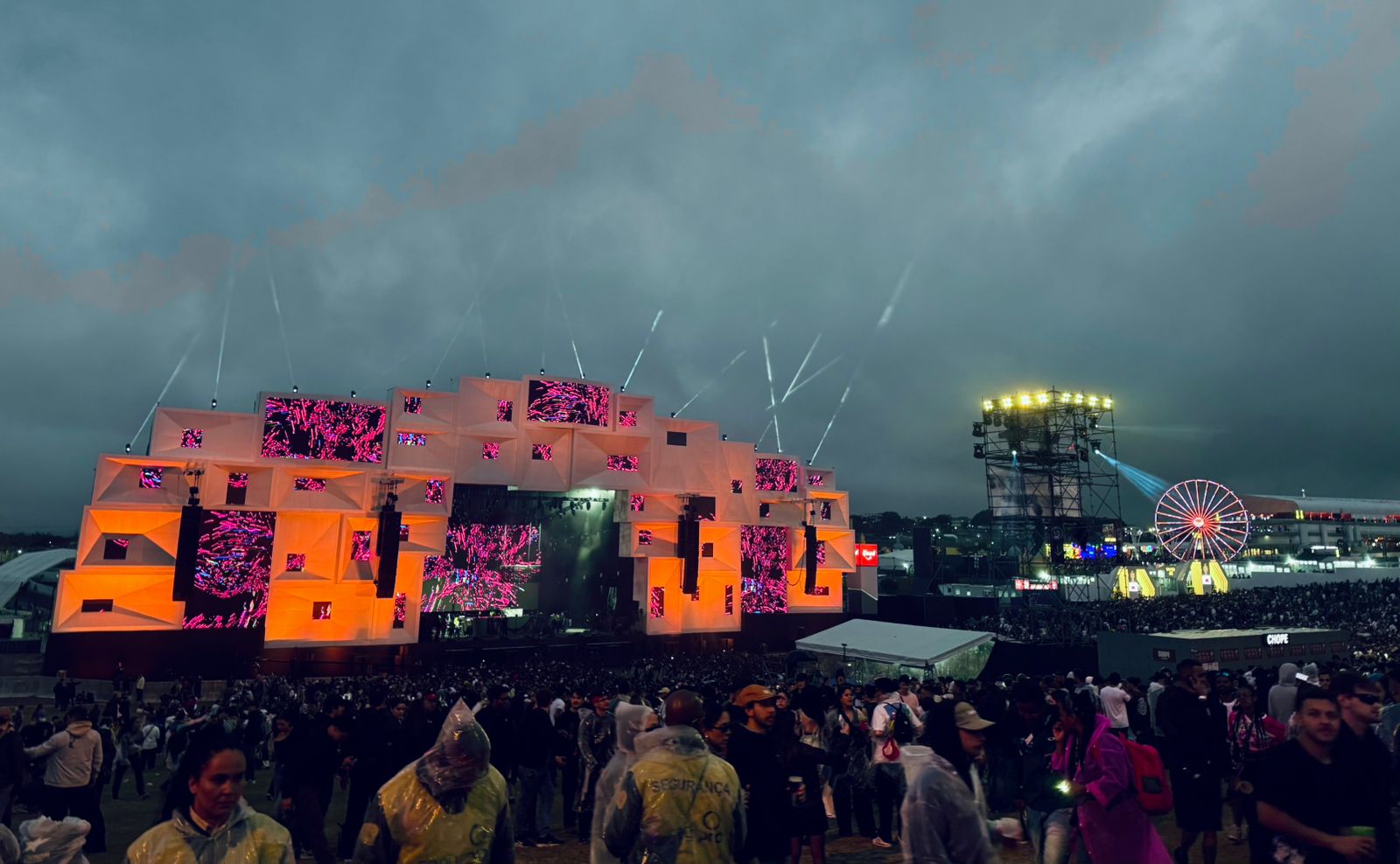 Fãs aguardam o início dos shows no gramado do Autódromo de Interlagos. Foto: Khadijah Calil 