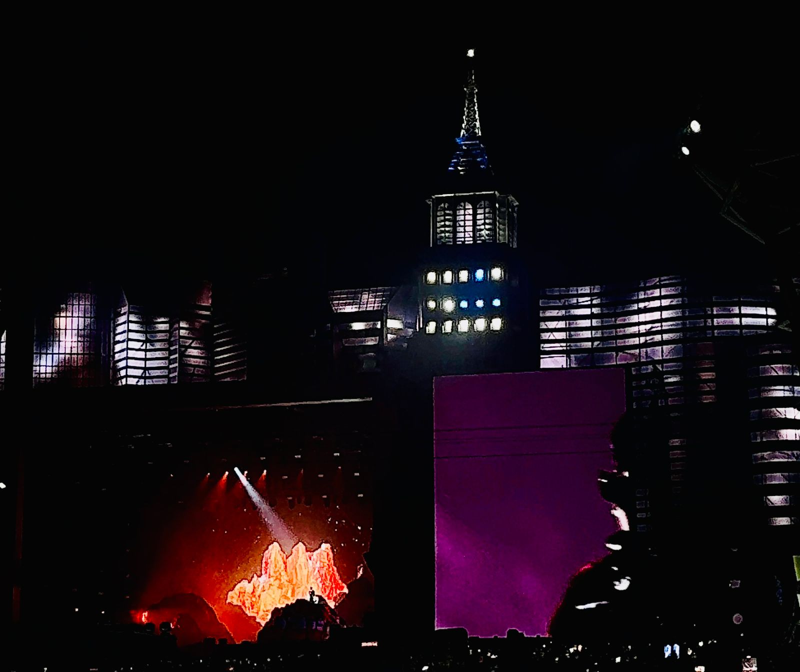 Palco Skyline iluminado durante o show de encerramento do sábado (6). Foto: Lais Romagnoli 