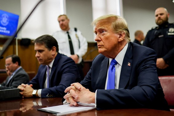 Trump sentado no tribunal no segundo dia de julgamento — Foto: JUSTIN LANE/Pool via REUTERS