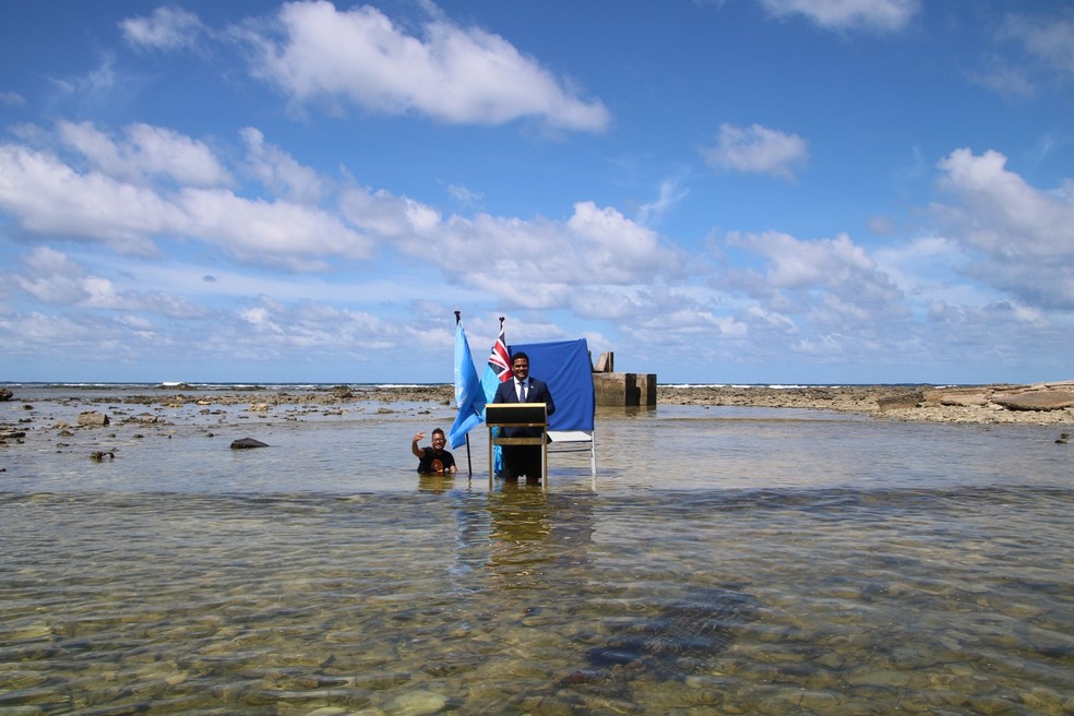 Ministro Simon Kofe, de Tuvalu, grava discurso para COP-26 de dentro do mar. (Reprodução/Governo de Tuvalu/Redes sociais)