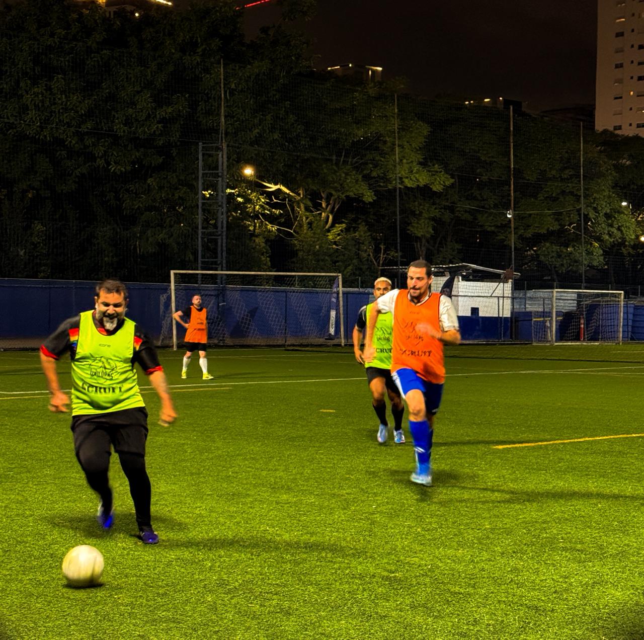 Disputa pela bola durante treino da "escolinha Unicorns". Foto: Elisa Almeida/AGEMT