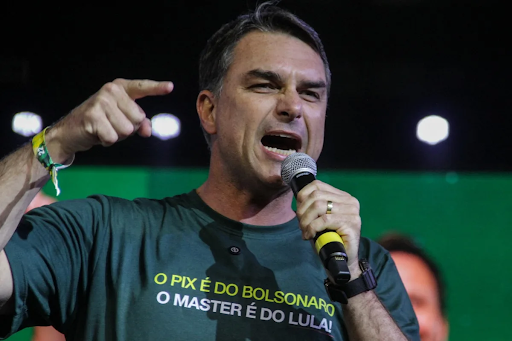 Flávio Bolsonaro em campanha à pré-candidatura da presidência | Foto: Vitor Souza - Reprodução: Brasil de Fato
