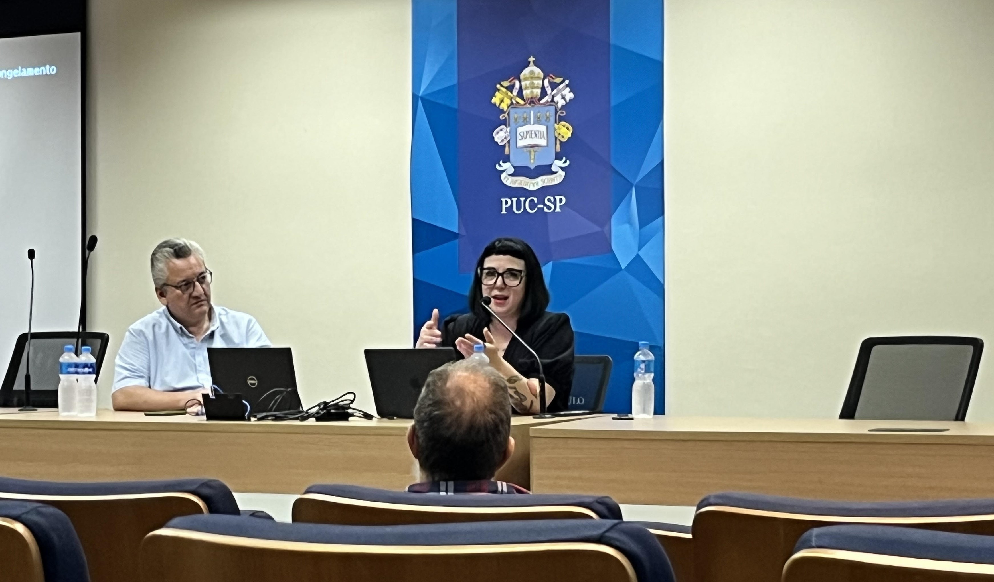 Andreia Dib fornecendo dicas aos alunos de jornalismo da PUCSP de como realizar coberturas jornalísticas sobre a extrema direita.