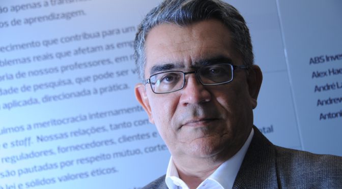 Jornalista Marcelo Leite posando para câmera