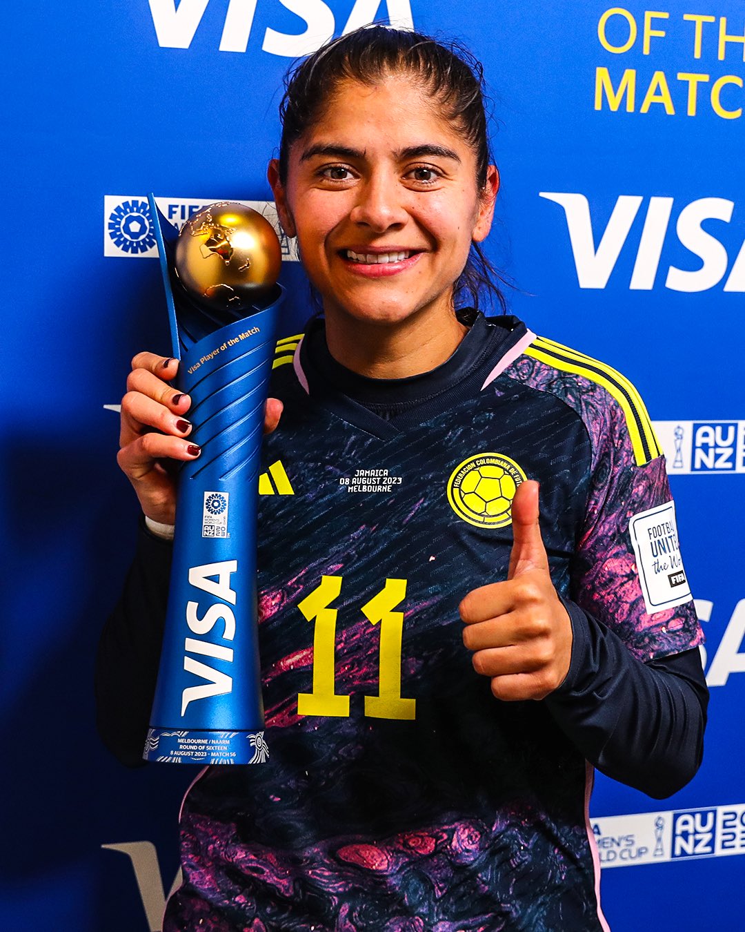 Catalina Usme, autora do gol, com o troféu de craque da partida. 