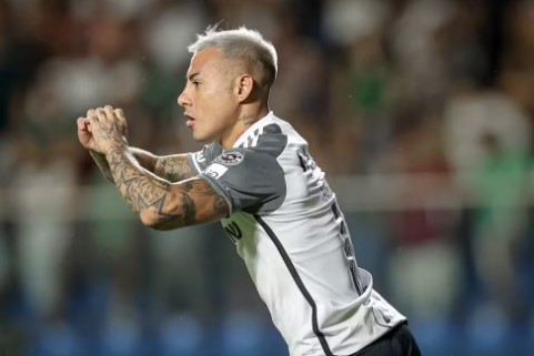 Eduardo Vargas comemorando seu gol fazendo sinal de coração