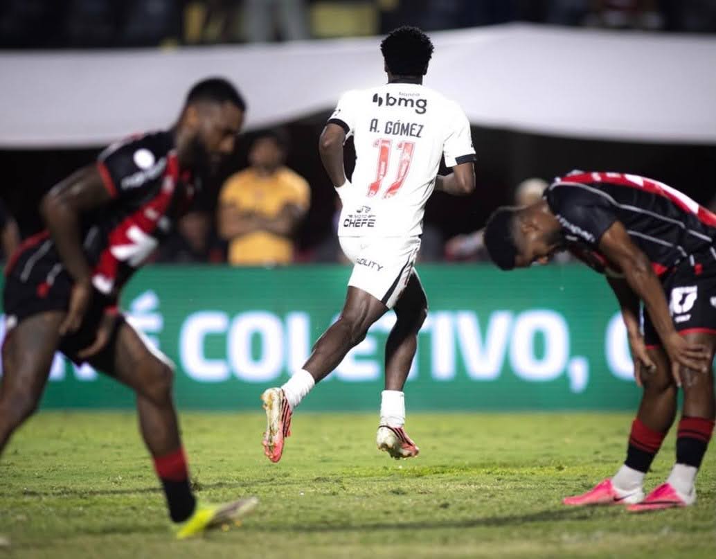 andrés gomez comemorando o seu gol