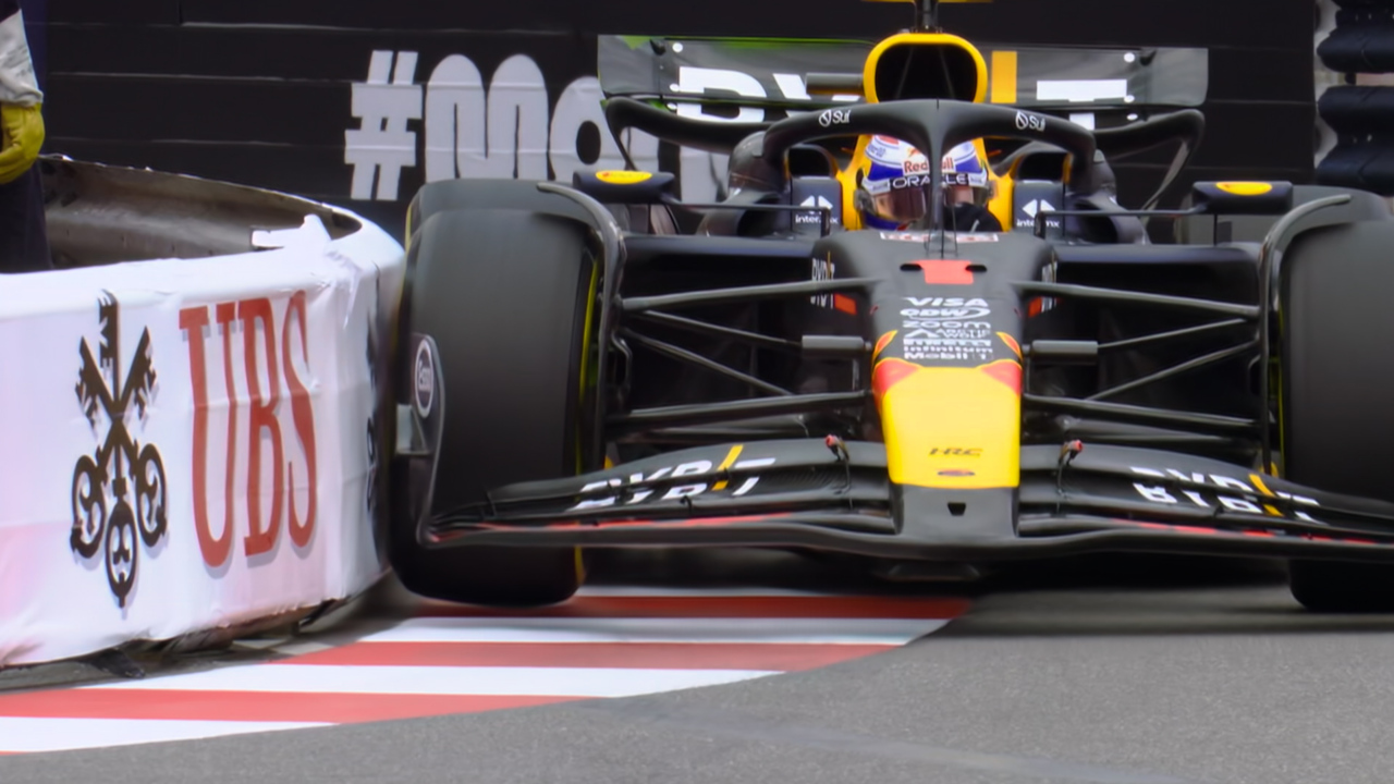 	Verstappen batendo no muro durante o TL2 nas ruas de Mônaco. Foto: Reprodução/F1TV