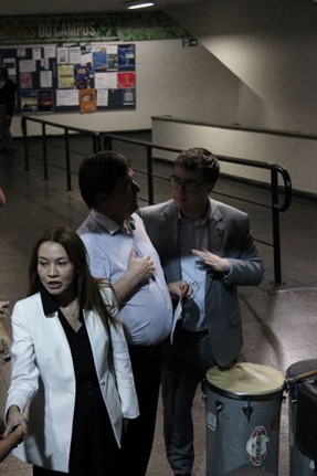 Reitor Vidal Serrano e seu assessor, conversando pre assembleia geral na sexta-feira (23), na Pontifícia Universidade Católica de São Paulo, campus Monte Alegre
