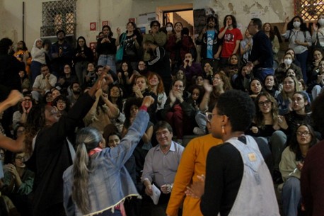 Reitor Vida Serrano em meio a estudantes na Assembleia Geral de sexta-feira (23), na Pontifícia Universidade Católica de São Paulo, campus Monte Alegre