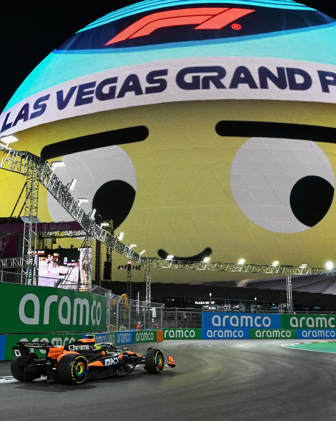 Lando Norris ao lado da Sphere, em Las Vegas.