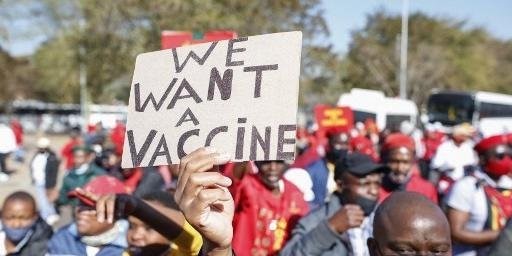 Pessoa pede vacina em manifestação em Pretória, África do Sul, 25 de junho de 2021. Foto: Siphiwe Sibeko/Reuters 
