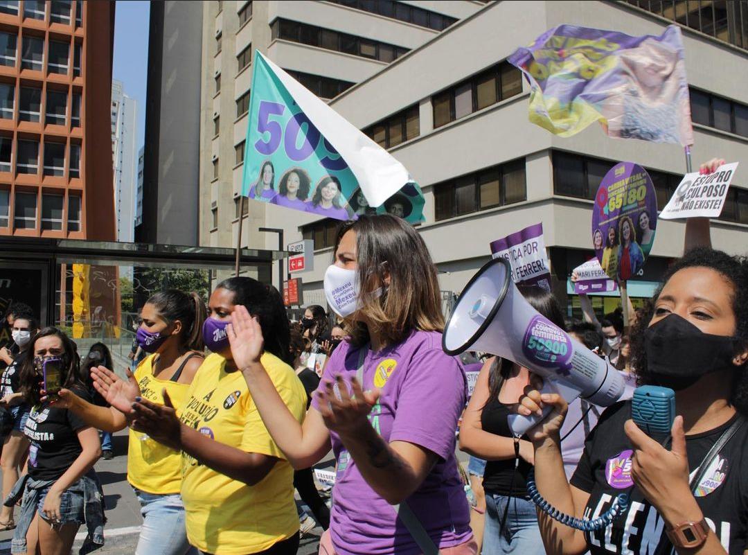 Dafne Sena, ao centro da foto, em ato de solidariedade pelo caso da modelo Mari Ferrer. - Foto: Reprodução 