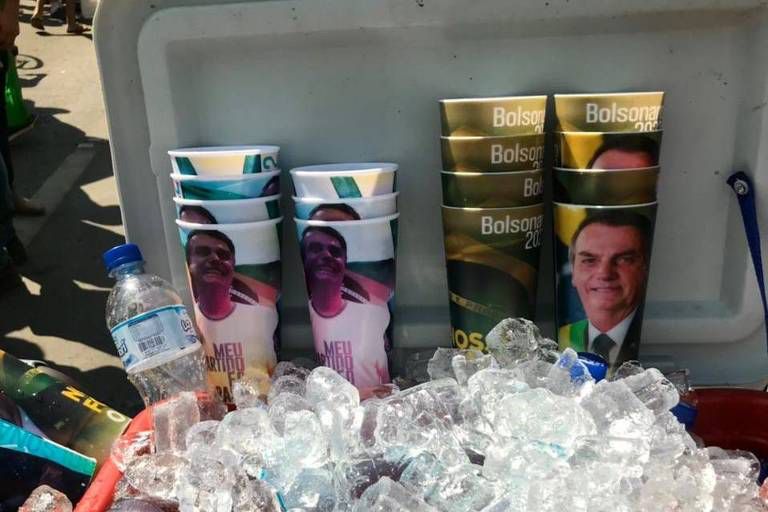 Copos com fotos de Bolsonaro à venda em Brasília - Foto: Marcelo Rocha/ Folhapress