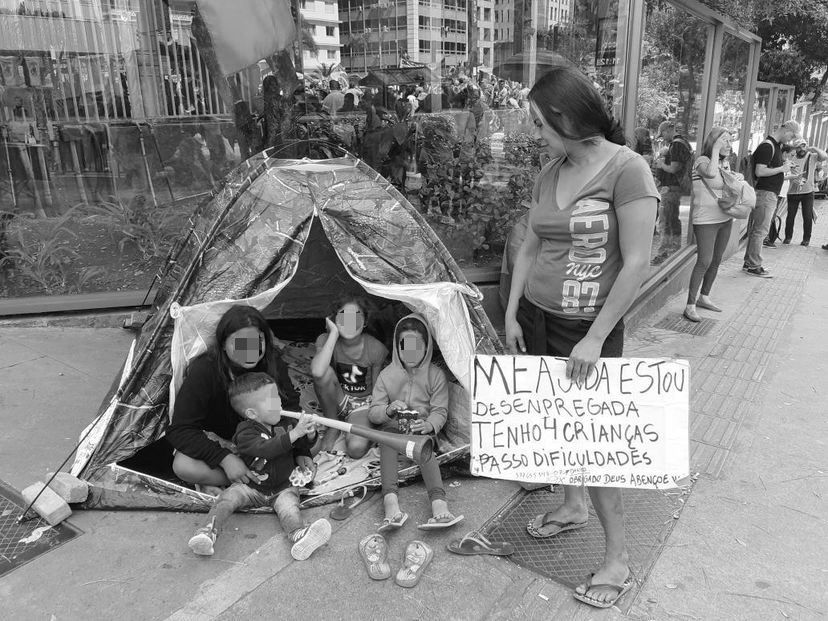 Família pede ajuda na Av. Paulista           Foto: Isabela Gama 