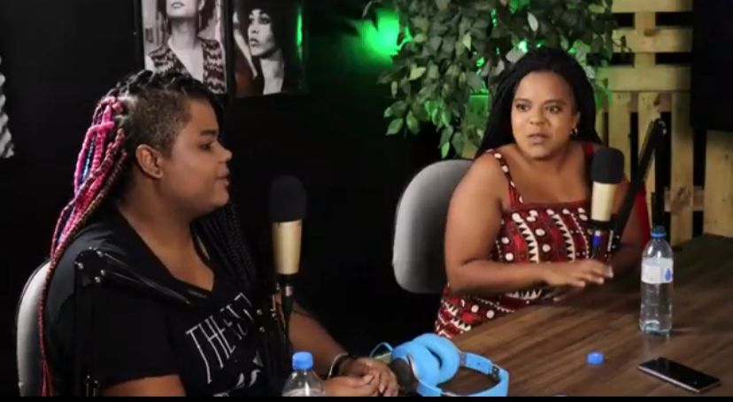 Sabina Calixto à esquerda entrevistando a vereadora do Psol Luana Alves, em seu podcast " É Noiz"      Foto: Reprodução de registro do vídeo LUANA ALVES - É NOIZ PODCAST #34   