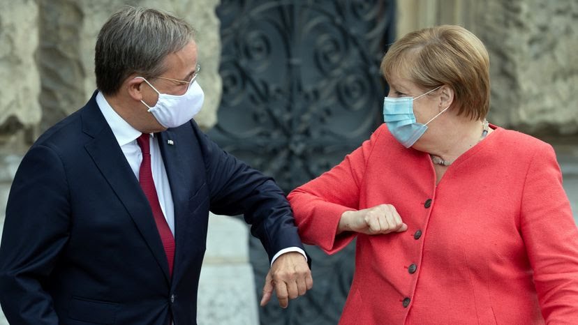 Angela Merkel e Armin Laschet. POOL/REUTERS