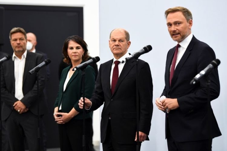 Líderes do partido Verde, Olaf Scholz (SPD) e Christian Lindner (FDP)