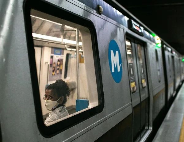 Mulher no metrô no Rio de Janeiro: Cidade mantém uso de máscaras — Foto: Hermes de Paula/Agência O Globo