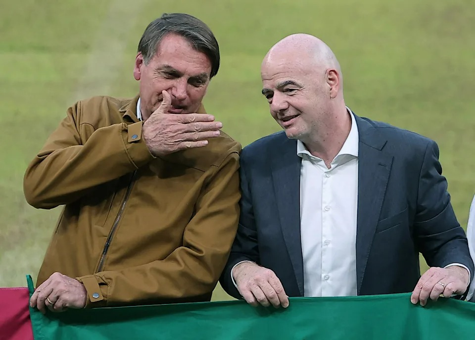 Presidente Jair Bolsonaro com Gianni Infantino, presidente da FIFA, em Doha, no Catar. Foto: KARIM JAAFAR/AFP via Getty Images