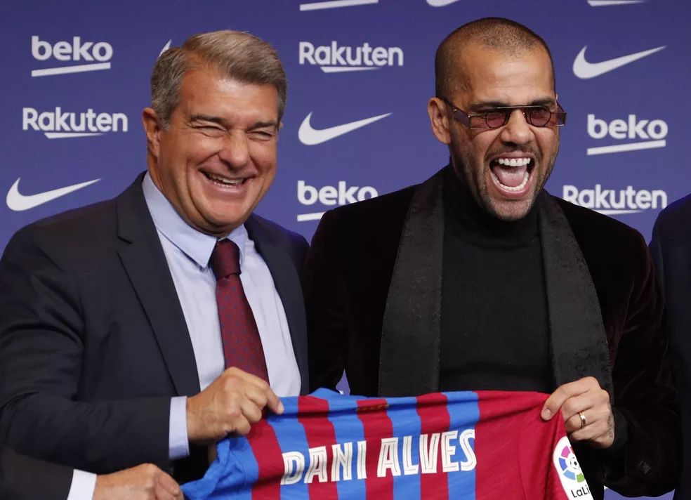 Laporta e Daniel Alves durante coletiva no Barcelona - Foto: REUTERS