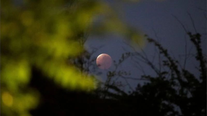 Eclipse lunar parcial em Santiago, no Chile - Foto: Reprodução/ REUTERS