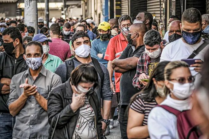 Pessoas de máscaras na Rua 25 de Março em São Paulo - Foto: Eduardo Frazão/Exame