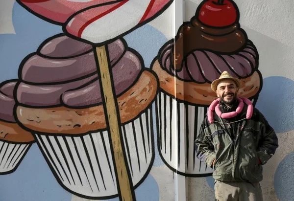 Artista italiano transforma suásticas em grafites sobre comida - Foto: REUTERS/Chiara Negrello