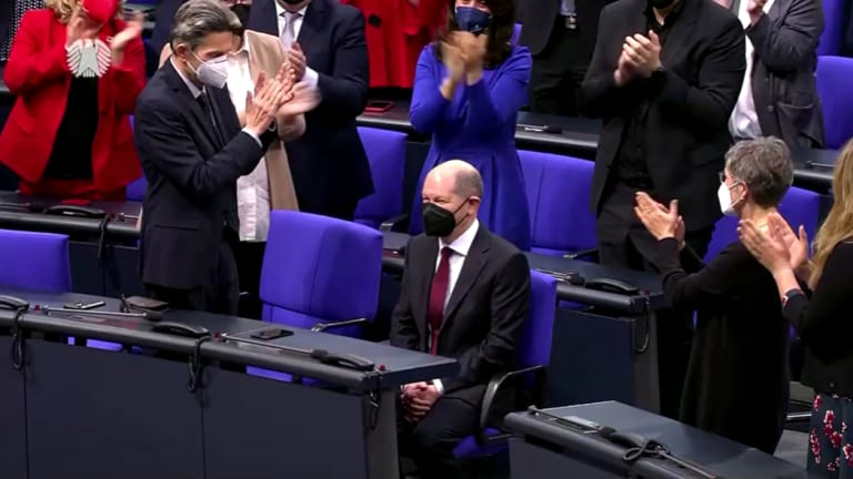 Olaf Scholz sendo aplaudido por parlamentares 