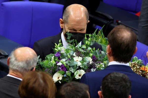 Olaf Scholz recebe flores após ser eleito