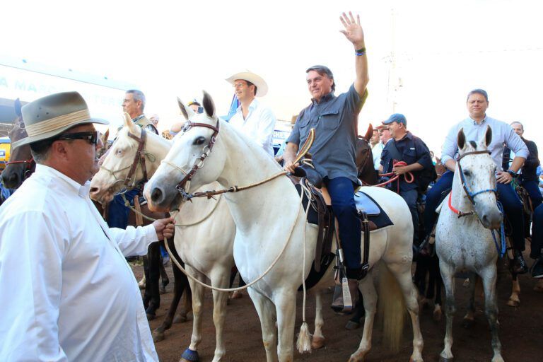 Política - Bolsonaro diz que decreto de indulto de Daniel Silveira é constitucional e será cumprido. Ministro do TCU determina a suspensão de compra do kit robótica pelo governo federal. Barroso diz que as Forças Armadas “estão sendo orientadas para atacar o processo” eleitoral brasileiro e induzir o descrédito.        “É constitucional e será cumprido”   O presidente Jair Bolsonaro (PL) disse nesta segunda-feira (25) que o indulto é "constitucional e será cumprido”, sem citar nomes, mas se referindo ao deputado Daniel Silveira ((PTB-RJ).      (aspas)   “Vou dizer a vocês, como há alguma especulação por aí. Não vou entrar em detalhes. O decreto da graça e do indulto é constitucional e será cumprido”, disse o presidente, durante a abertura do Agrishow (Feira Internacional de Tecnologia Agrícola em Ação), em Ribeirão Preto (SP). “ No passado, soltavam bandidos e ninguém falava nada. Hoje eu solto inocentes”, acrescentou Bolsonaro.   O deputado Daniel Silveira foi condenado na última quarta-feira (20) pelo STF a oito anos e nove meses de prisão, em regime inicialmente fechado, por ataques feitos a integrantes da corte. Além disso, os magistrados também votaram a cassação do mandato, suspensão dos direitos políticos e o pagamento de multa de cerca de R$192 mil.    No dia seguinte, Bolsonaro concedeu indulto da graça ao parlamentar, o que é considerado raro, nesse formato individual, deixando os efeitos jurídicos do decreto incertos.        Suspenso   O ministro Walton Alencar, do Tribunal de Contas da União (TCU), determinou liminarmente a suspensão de repasse do Ministério da Educação (MEC) para a compra de kits de robótica. Segundo o ministro, os indícios de irregularidades são graves e “podem ocasionar prejuízo ao Erário relevante e a ineficácia da política pública de educação”.   A medida foi motivada por uma representação feita pelo senador Alessandro Vieira (PSDB-SE), que se refere ao pacote de compra de kits de robótica por municípios de Alagoas, tendo como fonte emendas de Relator do Orçamento da União (RP-9)