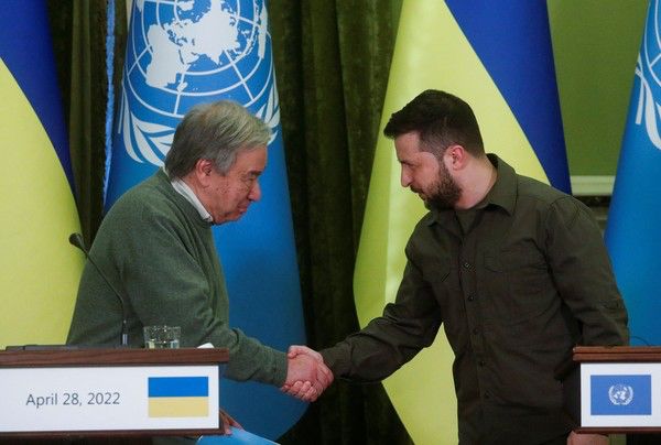 Secretário-geral da ONU, António Guterres, durante encontro com o presidente da Ucrânia, Volodymyr Zelensky, em Kiev - Foto: Valentyn Ogirenko/REUTERS