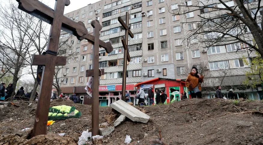 Túmulos de civis na cidade ucraniana de Mariupol - Reuters/Alexander Ermochenko